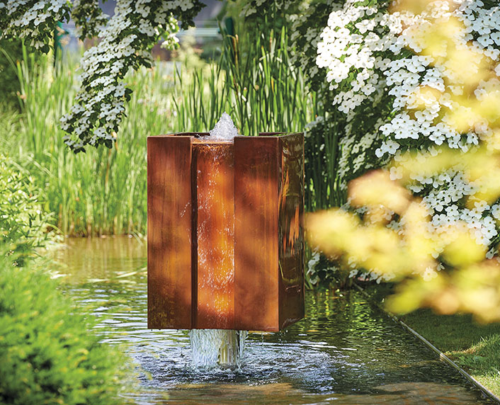 Un juego de agua en forma de escultura flotante 